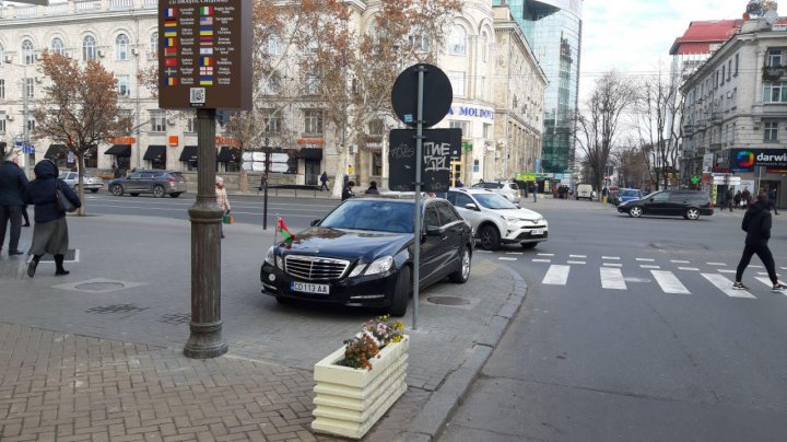 Mașină cu numere diplomatice, parcată neregulamentar chiar în faţa Primăriei Capitalei (FOTO)