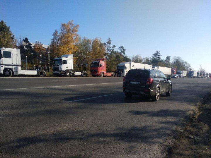 PROTEST CU TIR-uri la ieşirea din Chişinău. Ce îi nemulţumeşte pe şoferi (VIDEO/FOTO)