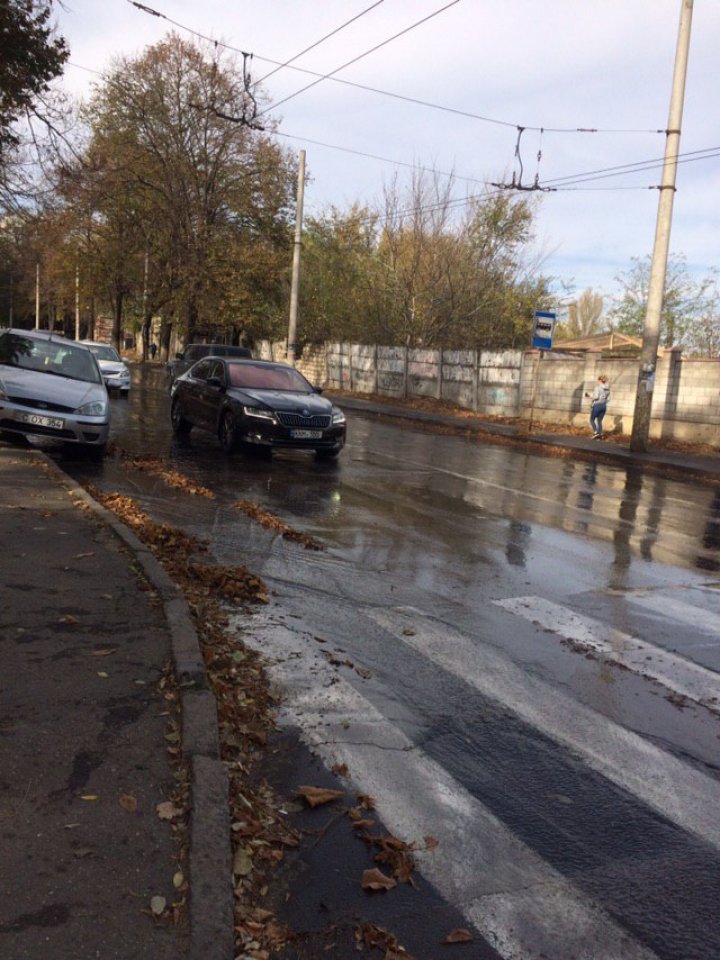 O porţiune a străzii Vasile Lupu din Capitală, inundată. Ce spun locuitorii din zonă (FOTO/VIDEO)