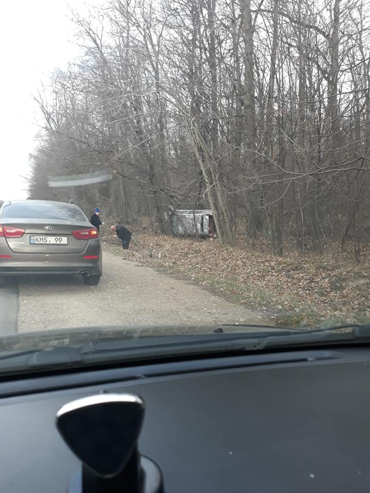 ACCIDENT GRAV la Orhei. O maşină S-A RĂSTURNAT şi a ajuns în pădure. Ce s-a întâmplat cu şoferul (FOTO)