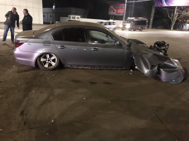 ACCIDENT GRAV în Capitală. Un tânăr BEAT şi-a făcut praf maşina (FOTO)