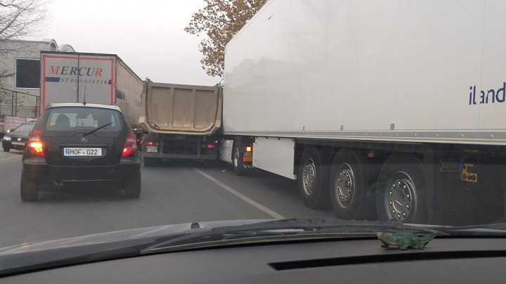 Ambuteiaj infernal în capitală! Două camioane s-au ciocnit pe strada Uzinelor