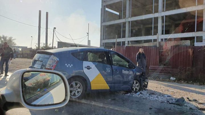 Un taxi s-a lovit violent cu o maşină în Capitală: Cinci persoane au avut de suferit. Cine se face vinovat (VIDEO)