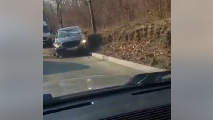 Accident pe strada Studenţilor din Capitală. Două maşini s-au lovit violent (VIDEO)