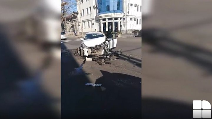 ACCIDENT GRAV în centrul Capitalei. O maşină s-a lovit violent cu un microbuz (VIDEO)