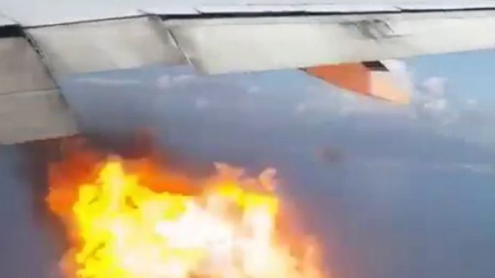 MOMENTE TERIFIANTE pentru pasagerii unui avion. Un motor a luat foc în zbor (VIDEO)