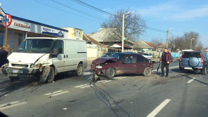 ACCIDENT GRAV la Peresecina, cu implicarea a două maşini şi un microbuz (VIDEO/FOTO)