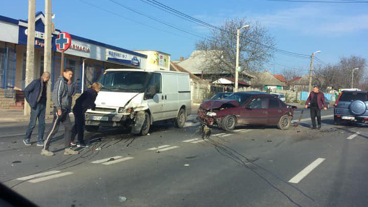 ACCIDENT GRAV la Peresecina, cu implicarea a două maşini şi un microbuz (VIDEO/FOTO)