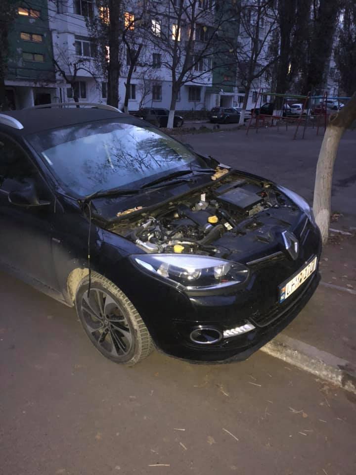 Ghinion pentru un șofer din Capitală. Hoții i-au furat capota de la automobil (FOTO)