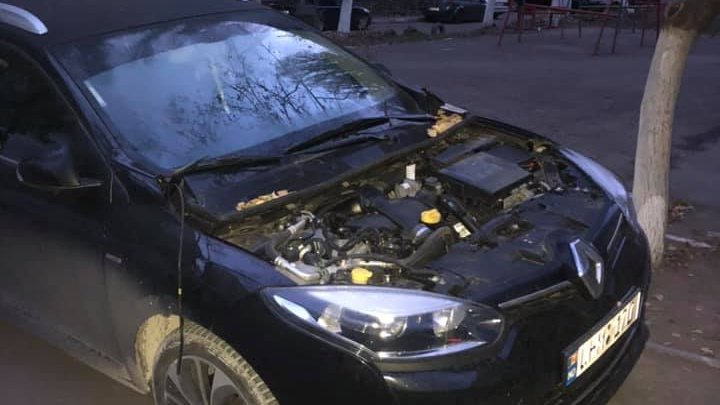 Ghinion pentru un șofer din Capitală. Hoții i-au furat capota de la automobil (FOTO)