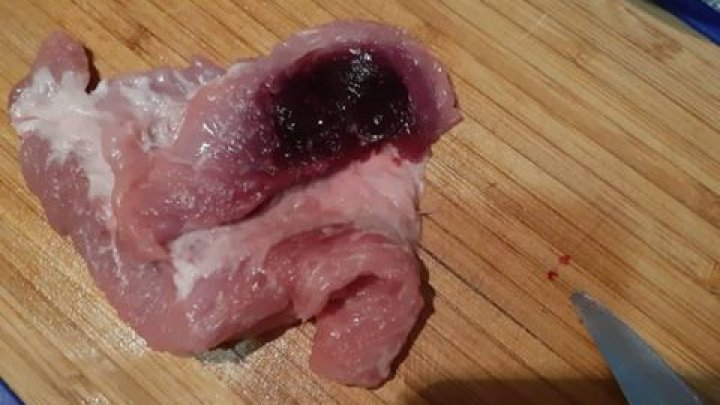 Fulgi de ovăz cu viermi şi carne alterată, toate procurate la un supermarket din Capitală (FOTO) 