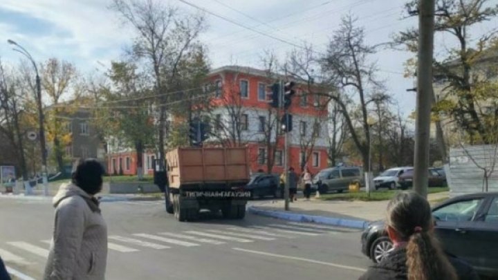 ACCIDENT GRAV la Comrat. O tânără, lovită de un camion chiar pe trecerea de pietoni (FOTO)