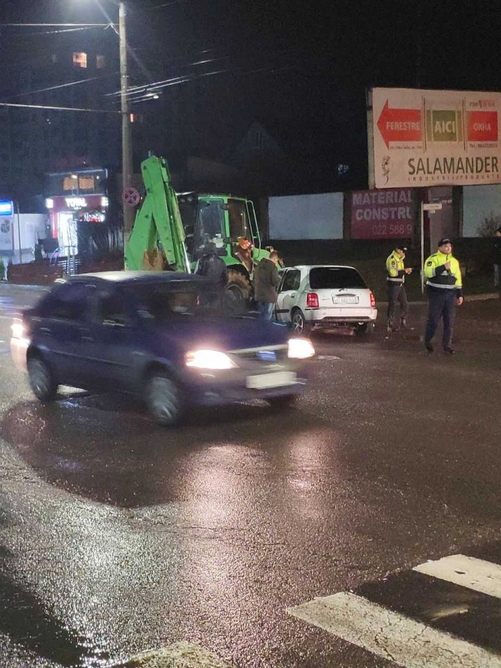 Accident grav în sectorul Buiucani din Capitală. Un șofer, transportat la spital (VIDEO)