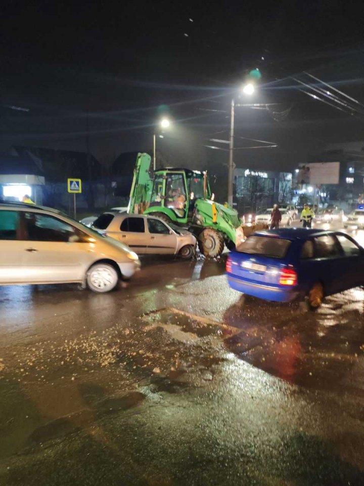 Accident grav în sectorul Buiucani din Capitală. Un șofer, transportat la spital (VIDEO)