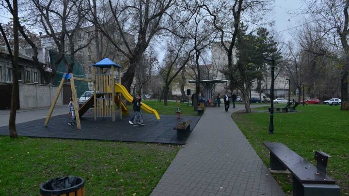 (FOTO) A fost inaugurat scuarul George Coșbuc din sectorul Râșcani al Capitalei. Vezi cum arată 