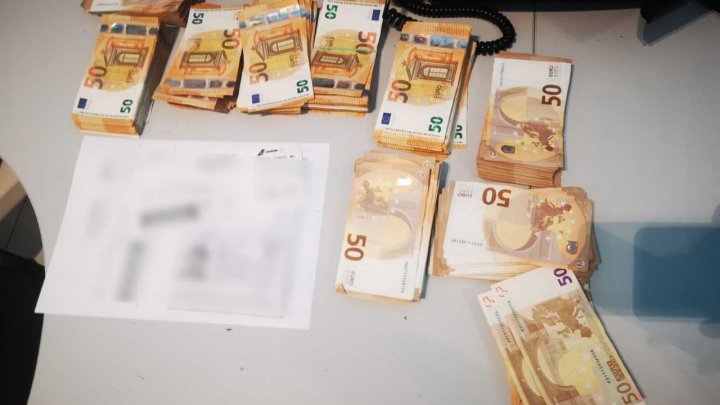 Un moldovean a încercat să treacă frontiera cu 50 de mii de euro în bagajul de cală