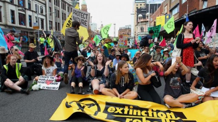 Justiţia britanică consideră ilegală interzicerea de către poliţie a protestelor Extinction Rebellion