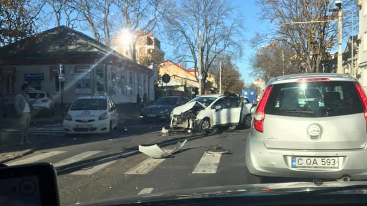 ACCIDENT GRAV în centrul Capitalei. O maşină s-a lovit violent cu un microbuz (VIDEO)