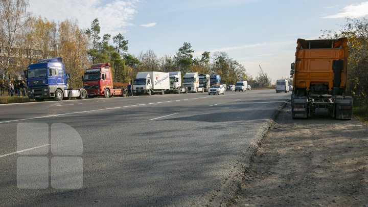 Mesajul transportatorilor de mărfuri care protestează: "Nu ne dă voie să lucrăm, ne bagă beţe în roate" (FOTOREPORT)