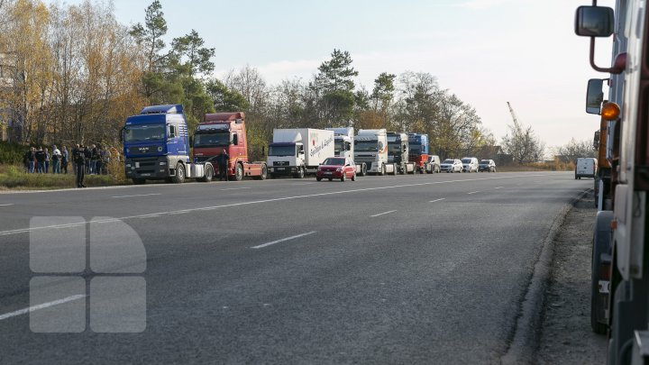 Mesajul transportatorilor de mărfuri care protestează: "Nu ne dă voie să lucrăm, ne bagă beţe în roate" (FOTOREPORT)