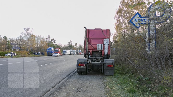 Mesajul transportatorilor de mărfuri care protestează: "Nu ne dă voie să lucrăm, ne bagă beţe în roate" (FOTOREPORT)