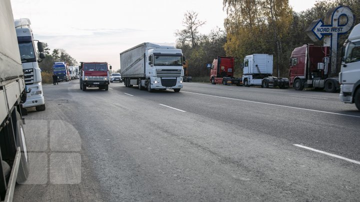 Mesajul transportatorilor de mărfuri care protestează: "Nu ne dă voie să lucrăm, ne bagă beţe în roate" (FOTOREPORT)