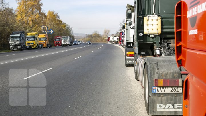 Mesajul transportatorilor de mărfuri care protestează: "Nu ne dă voie să lucrăm, ne bagă beţe în roate" (FOTOREPORT)