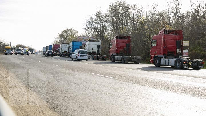 Mesajul transportatorilor de mărfuri care protestează: "Nu ne dă voie să lucrăm, ne bagă beţe în roate" (FOTOREPORT)