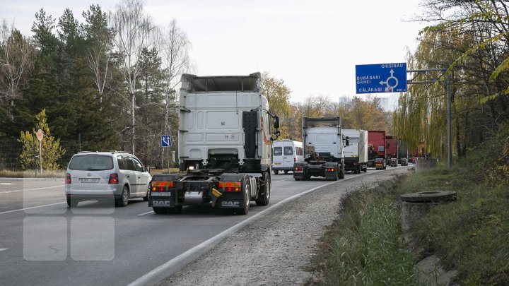 Mesajul transportatorilor de mărfuri care protestează: "Nu ne dă voie să lucrăm, ne bagă beţe în roate" (FOTOREPORT)