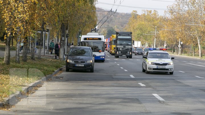 Mesajul transportatorilor de mărfuri care protestează: "Nu ne dă voie să lucrăm, ne bagă beţe în roate" (FOTOREPORT)