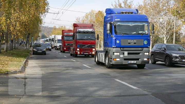 Mesajul transportatorilor de mărfuri care protestează: "Nu ne dă voie să lucrăm, ne bagă beţe în roate" (FOTOREPORT)