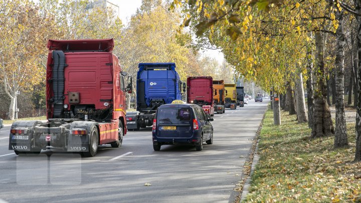 Mesajul transportatorilor de mărfuri care protestează: "Nu ne dă voie să lucrăm, ne bagă beţe în roate" (FOTOREPORT)