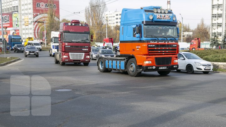 Mesajul transportatorilor de mărfuri care protestează: "Nu ne dă voie să lucrăm, ne bagă beţe în roate" (FOTOREPORT)