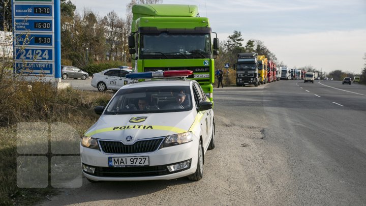 Mesajul transportatorilor de mărfuri care protestează: "Nu ne dă voie să lucrăm, ne bagă beţe în roate" (FOTOREPORT)