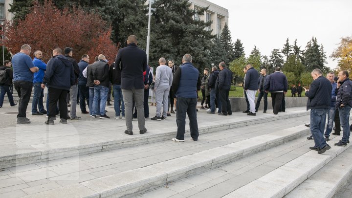 Mesajul transportatorilor de mărfuri care protestează: "Nu ne dă voie să lucrăm, ne bagă beţe în roate" (FOTOREPORT)