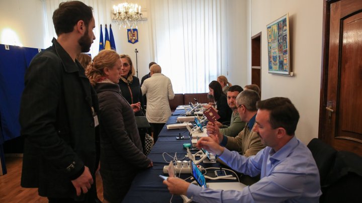 Românii din Republica Moldova votează preşedintele (FOTO) 