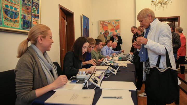 Românii din Republica Moldova votează preşedintele (FOTO) 