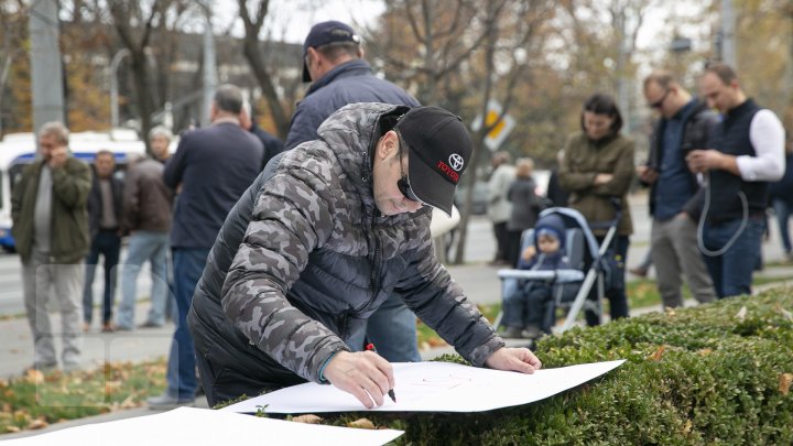 Protest la Parlament pentru susţinerea Maiei Sandu: Noi nu cedăm, lupta continuă (VIDEO/FOTO)