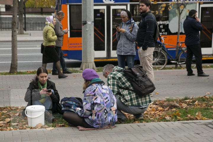 Protest la Parlament pentru susţinerea Maiei Sandu: Noi nu cedăm, lupta continuă (VIDEO/FOTO)