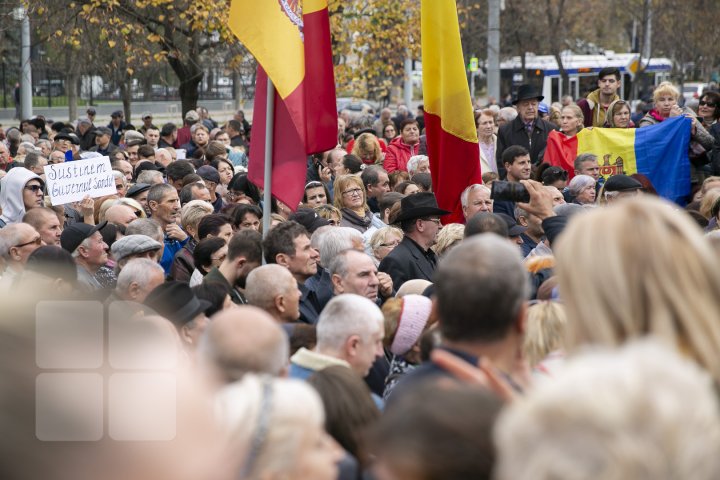 Protest la Parlament pentru susţinerea Maiei Sandu: Noi nu cedăm, lupta continuă (VIDEO/FOTO)