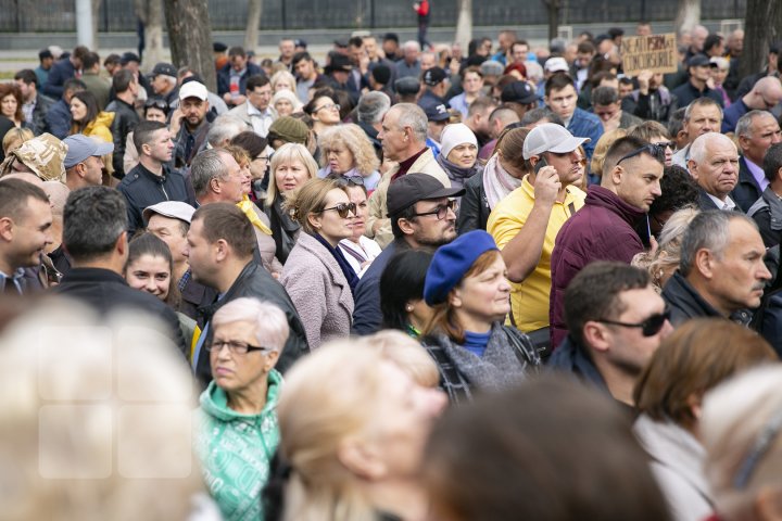 Protest la Parlament pentru susţinerea Maiei Sandu: Noi nu cedăm, lupta continuă (VIDEO/FOTO)