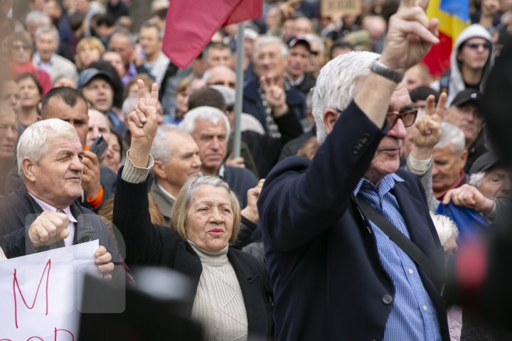 Protest la Parlament pentru susţinerea Maiei Sandu: Noi nu cedăm, lupta continuă (VIDEO/FOTO)