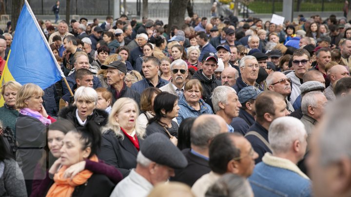 Protest la Parlament pentru susţinerea Maiei Sandu: Noi nu cedăm, lupta continuă (VIDEO/FOTO)