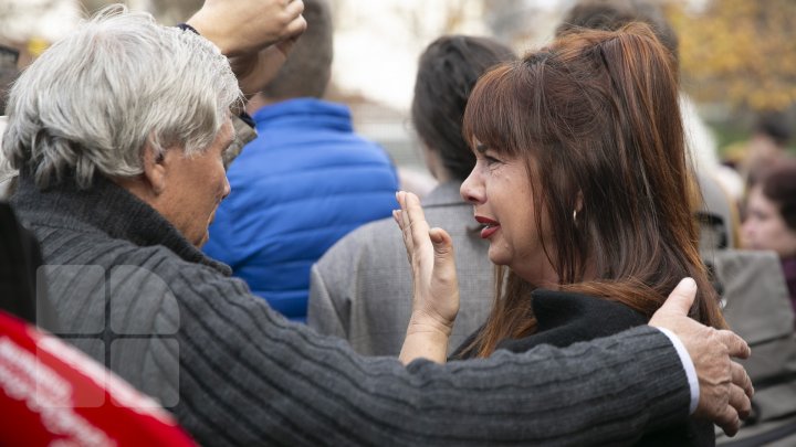 Protest la Parlament pentru susţinerea Maiei Sandu: Noi nu cedăm, lupta continuă (VIDEO/FOTO)