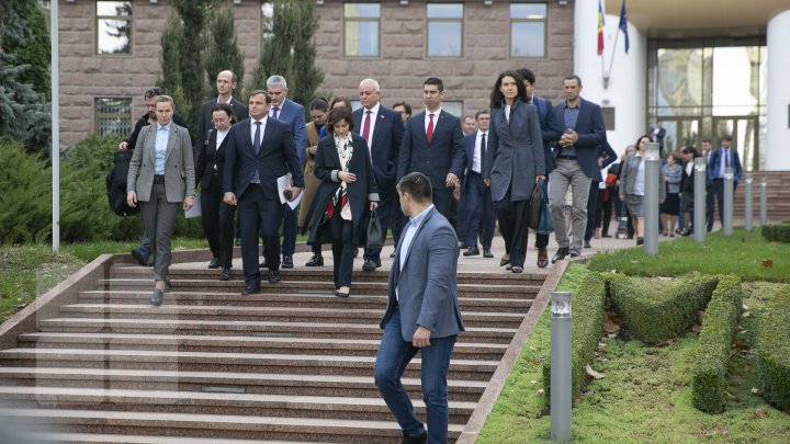 Protest la Parlament pentru susţinerea Maiei Sandu: Noi nu cedăm, lupta continuă (VIDEO/FOTO)