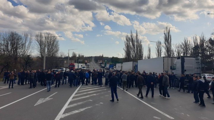 Un nou PROTEST. Transportatorii şi şoferii de curse lungi au BLOCAT şoseaua Chişinău-Bălţi (FOTO)