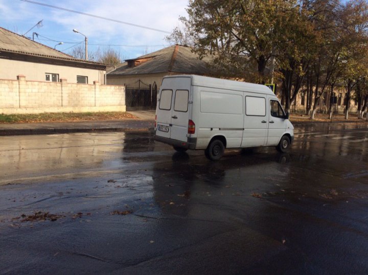 O porţiune a străzii Vasile Lupu din Capitală, inundată. Ce spun locuitorii din zonă (FOTO/VIDEO)