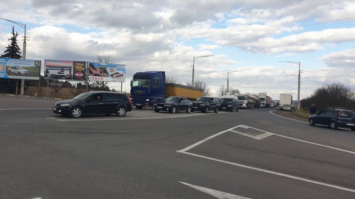 Un nou PROTEST. Transportatorii şi şoferii de curse lungi au BLOCAT şoseaua Chişinău-Bălţi (FOTO)