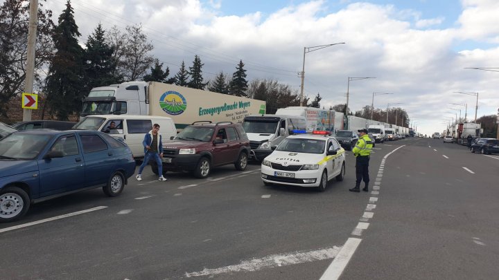 Un nou PROTEST. Transportatorii şi şoferii de curse lungi au BLOCAT şoseaua Chişinău-Bălţi (FOTO)