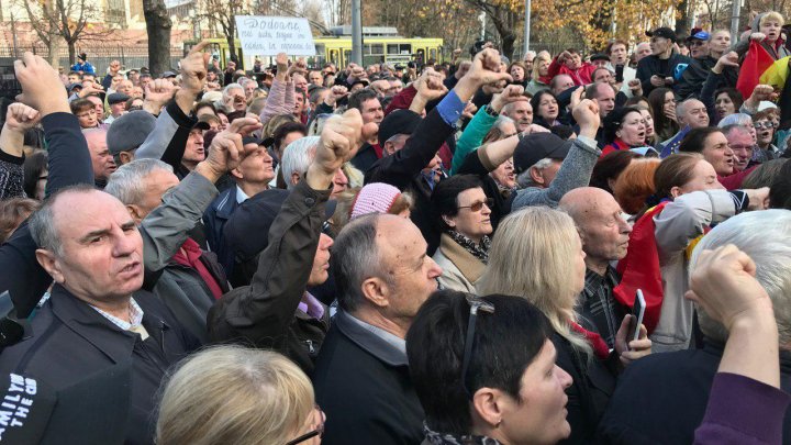 Protest la Parlament pentru susţinerea Maiei Sandu: Noi nu cedăm, lupta continuă (VIDEO/FOTO)